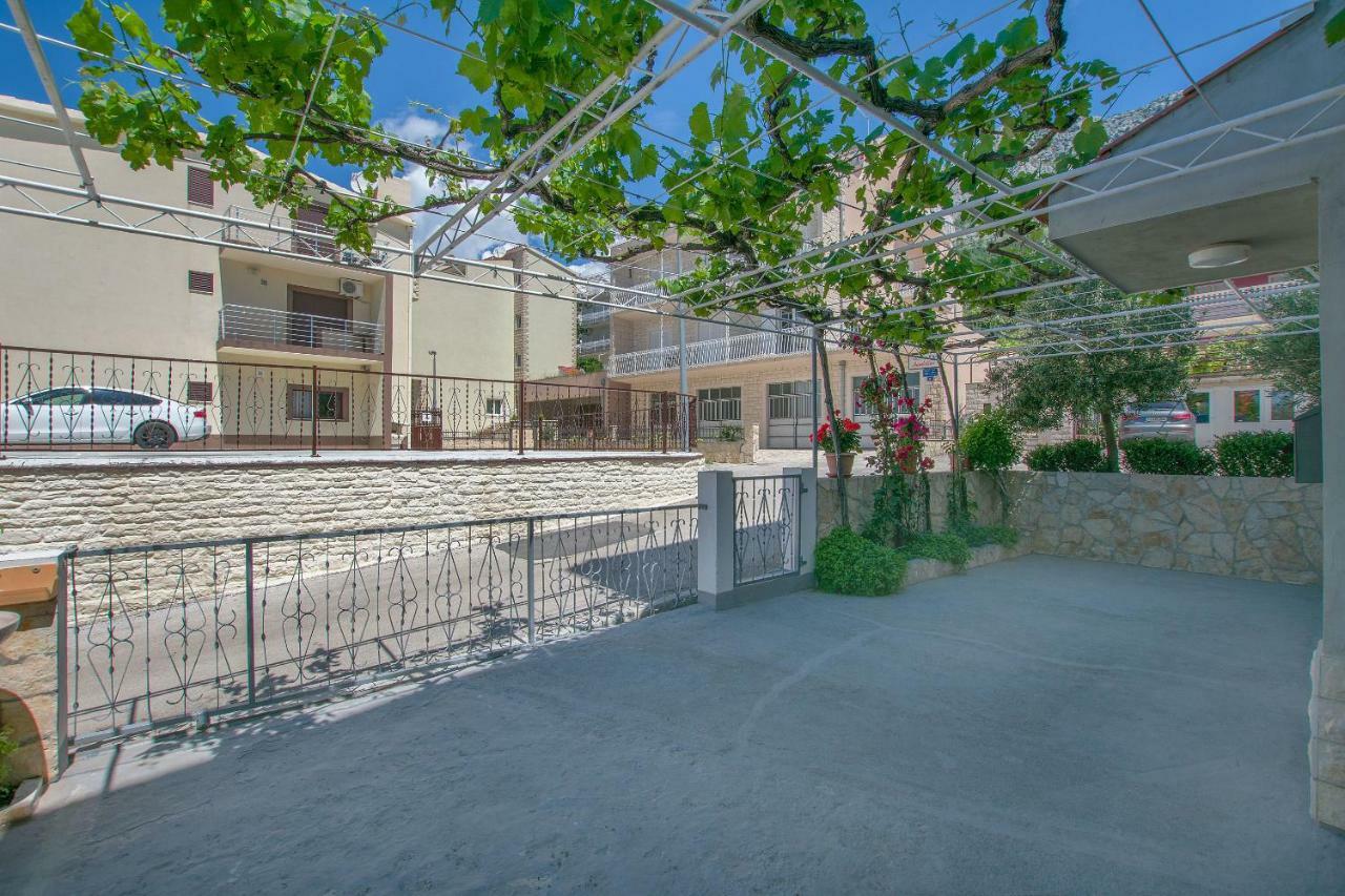 Apartments Kristina Omis Exterior photo